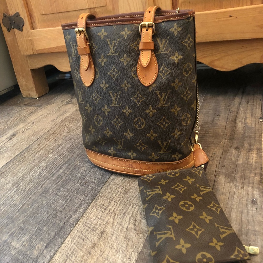 Louis Vuitton bucket bag w/makeup bag $700 obo